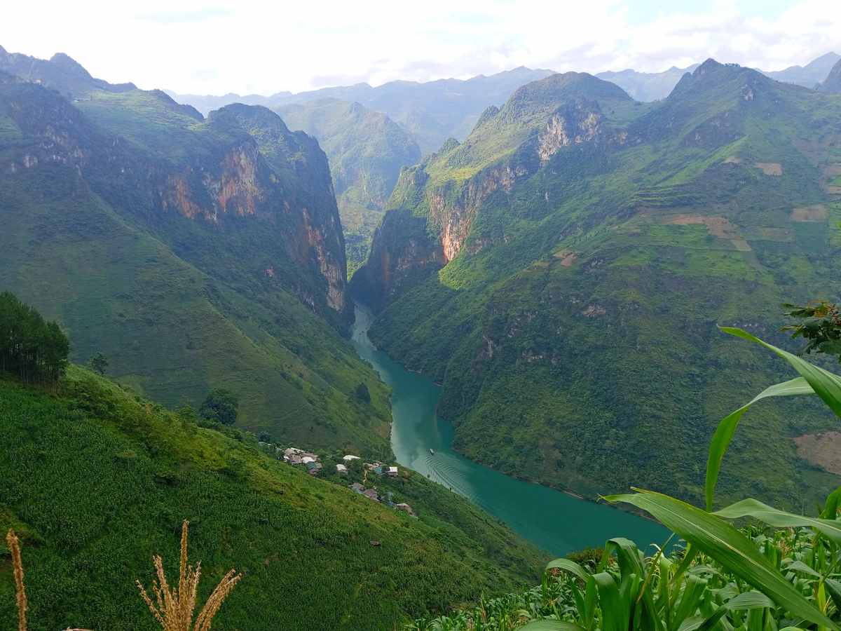 Río de color esmeralda entre montañas verdes en Vietnam
