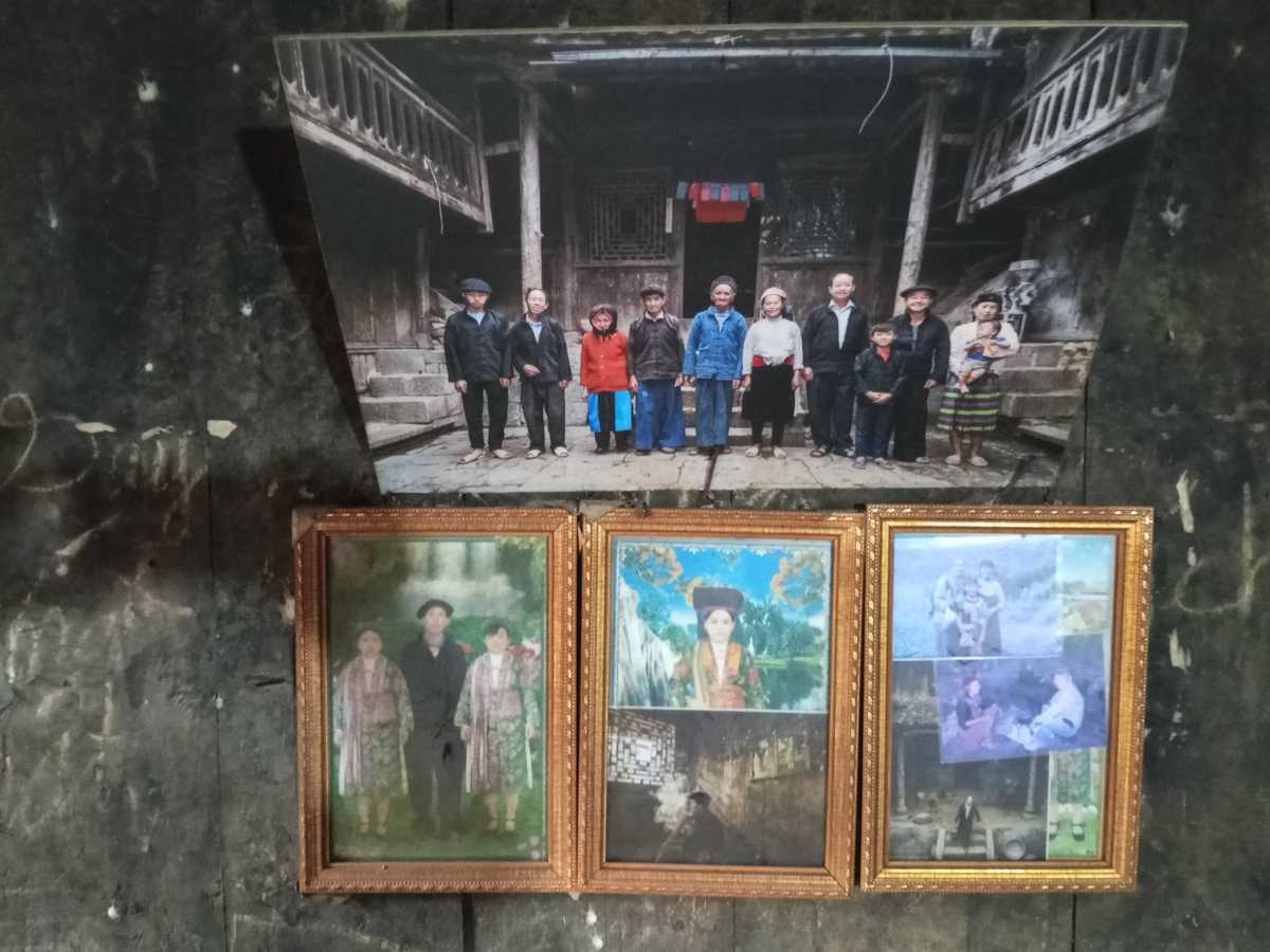 Fotografías familiares enmarcadas en la pared de una casa tradicional del norte de Vietnam