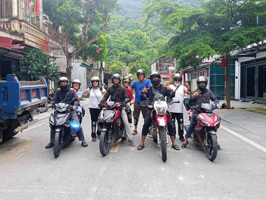 No tengo tiempo para viajar: grupo de viajeros en moto en Vietnam